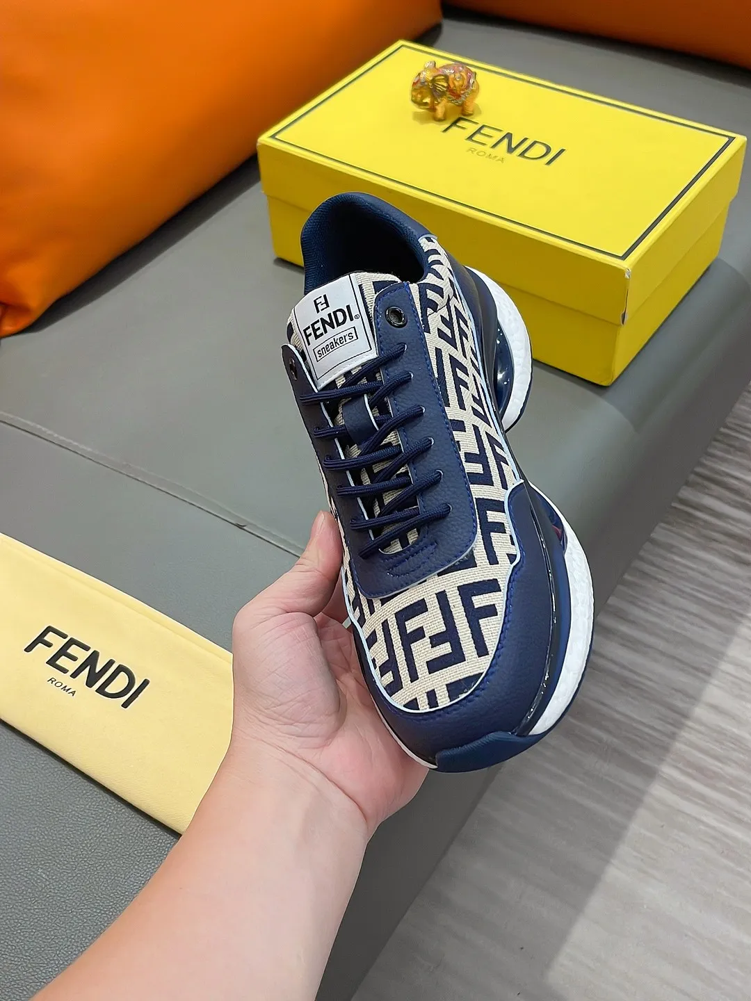 Men's shoes FENDI "Fendi" P440 Regular size: 38-44 (casual shoes) Product materials: Selected cowhide upper, soft sheepskin lining; original outsole.